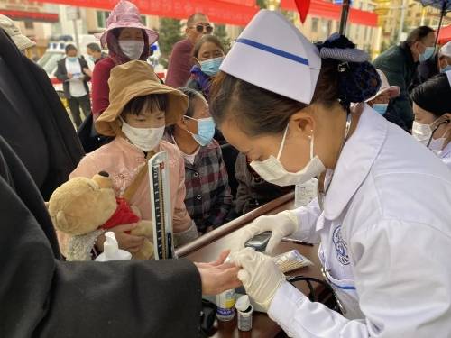 阿壩縣舉辦“服務百姓健康行動”大型義診活動，織密基層健康服務網
